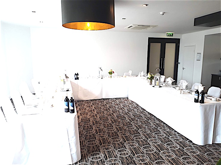 Business Lounge **Ground floor area, lounge feel, can be utilised as a conference room or breakout room.**
As well as its excellent location with great accessibility for your Guests and delegates, the Holiday Inn Sc